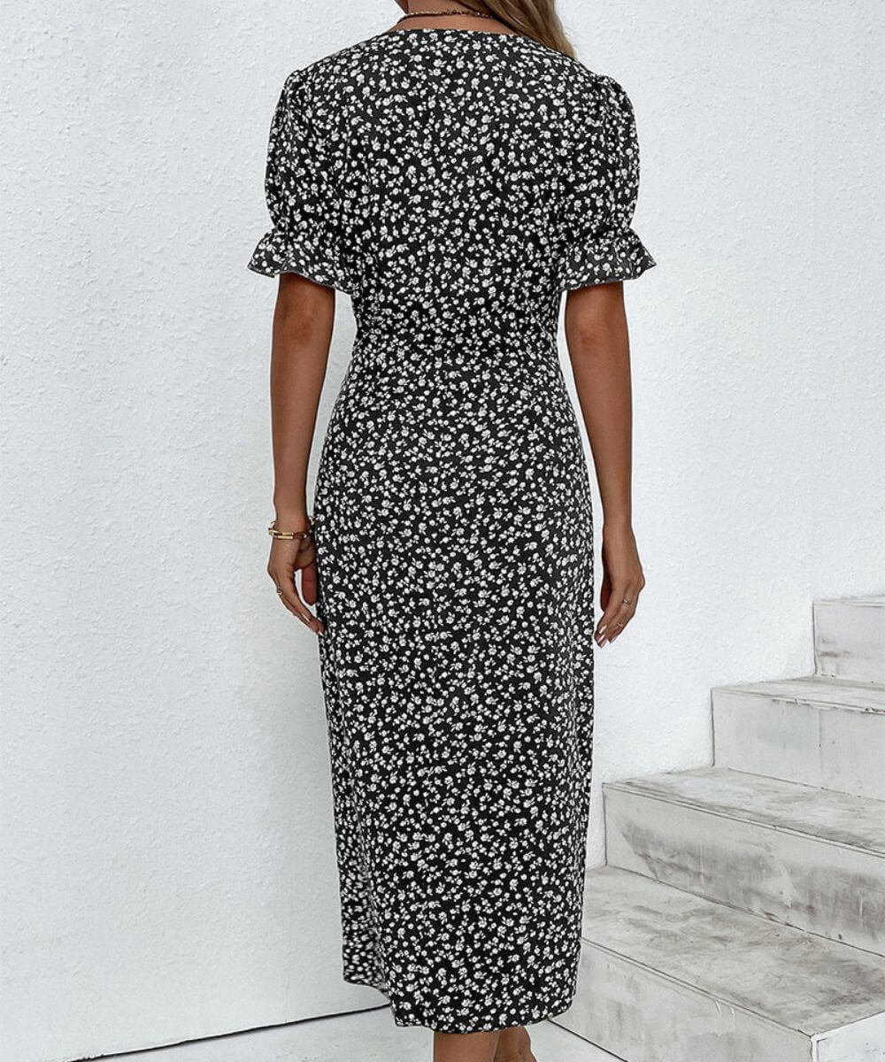 Nikki – Blommig Midiklänning med V-ringning